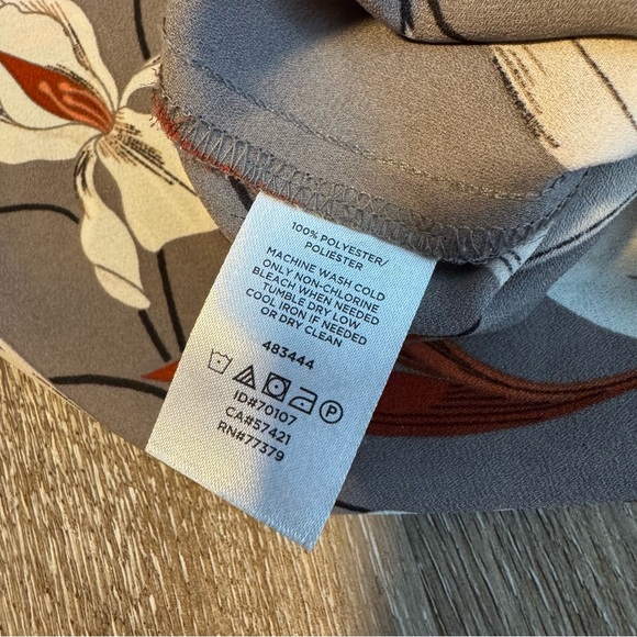 Loft Women’s Floral Sleeveless Top with Keyhole on back - Picture 5 of 8